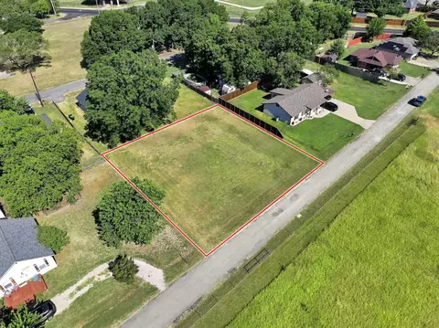 1018 Yarbrough St, Pilot Point, TX 76258 photo 6