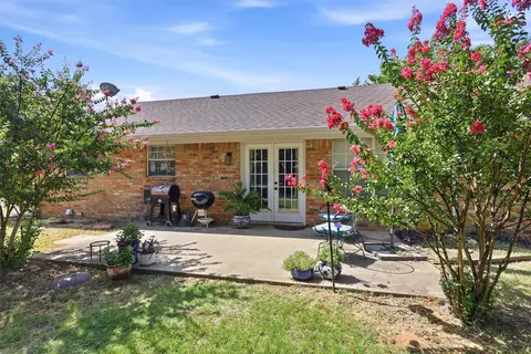 Exterior - 1115 E 6th St, Springtown, TX 76082 photo 4 of 7