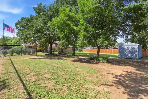 Exterior - 1115 E 6th St, Springtown, TX 76082 photo 6 of 7