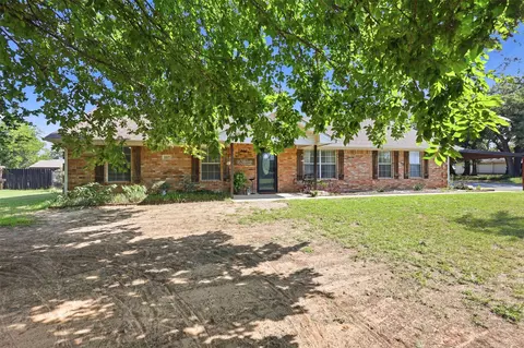 Exterior - 1115 E 6th St, Springtown, TX 76082 photo 2 of 7