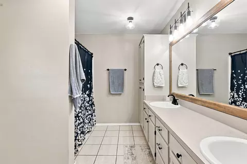 Bath - 1115 E 6th St, Springtown, TX 76082 photo 1 of 4