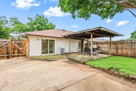 Exterior - 2911 Post Oak Dr, Euless, TX 76039 photo 4 of 6