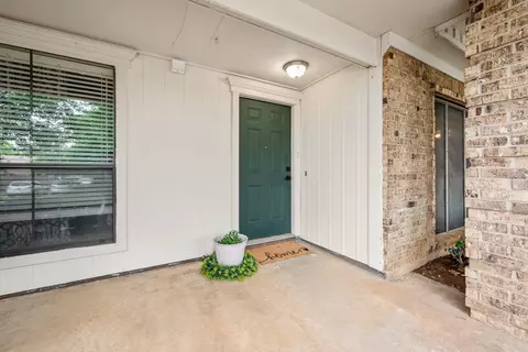 Exterior - 2911 Post Oak Dr, Euless, TX 76039 photo 3 of 6