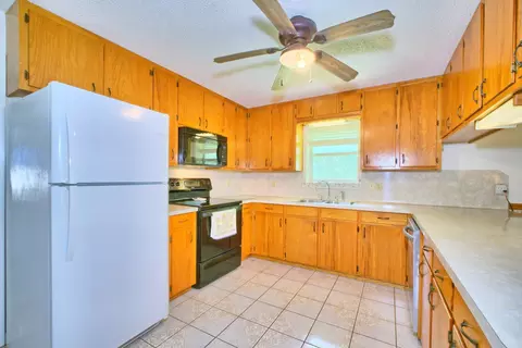 Kitchen - 731 Pecan Estates Loop, Hemphill, TX 75948 photo 2 of 4