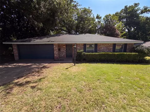 304 Brook Hollow Dr, Desoto, TX 75115