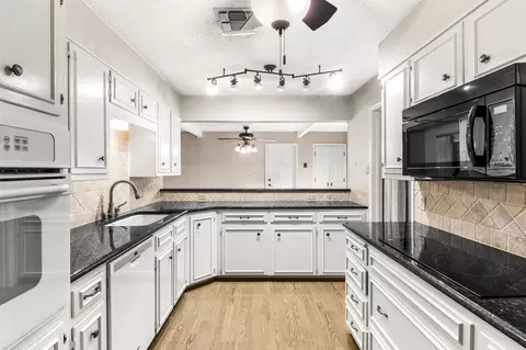 Kitchen - 2825 Chimney Hill Dr, Waco, TX 76708 photo 3 of 6