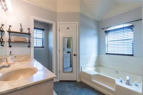Bath - 4317 Dee Ann Ct, Abilene, TX 79606 photo 2 of 8