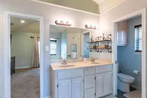 Bath - 4317 Dee Ann Ct, Abilene, TX 79606 photo 4 of 8