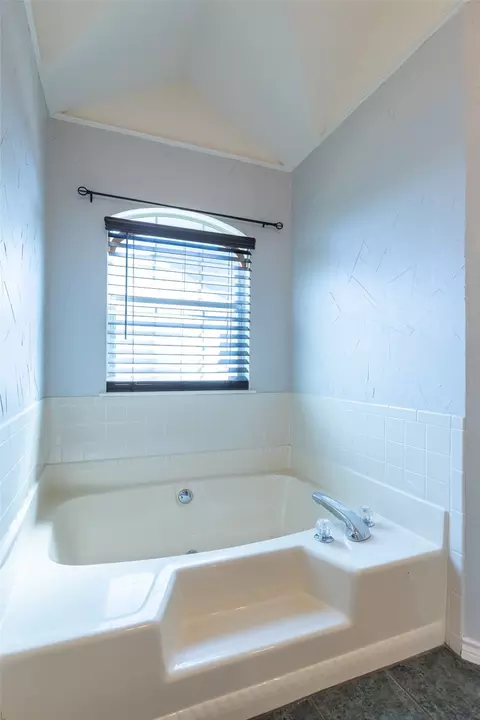 Bath - 4317 Dee Ann Ct, Abilene, TX 79606 photo 5 of 8