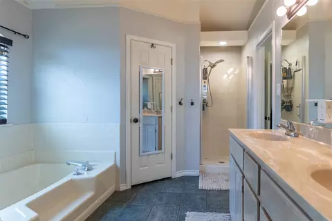 Bath - 4317 Dee Ann Ct, Abilene, TX 79606 photo 3 of 8