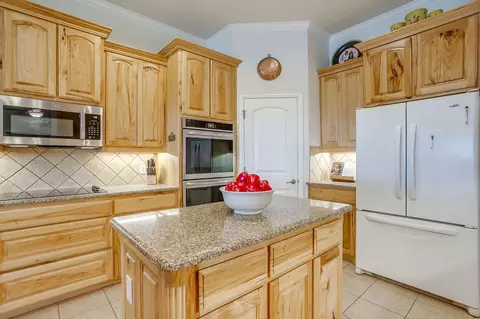 Kitchen - 505 Morrow Rd, Springtown, TX 76082 photo 3 of 4