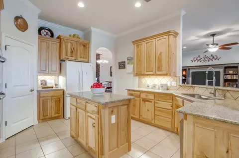 Kitchen - 505 Morrow Rd, Springtown, TX 76082 photo 2 of 4