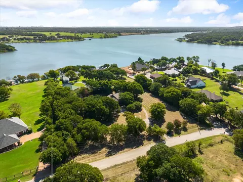 1829 W Lake Shore Dr, Alvarado, TX 76009