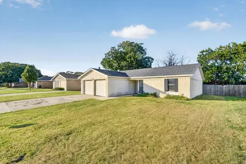 1200 E Georgian Rd, Saginaw, TX 76179