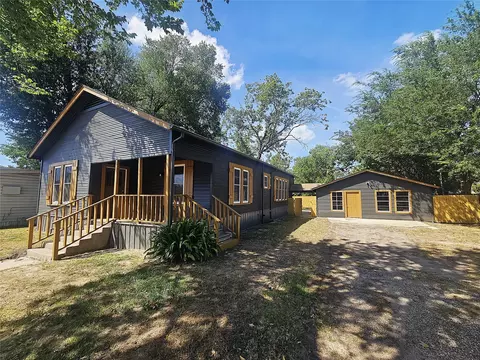 305 W Sabine St, Groesbeck, TX 76642
