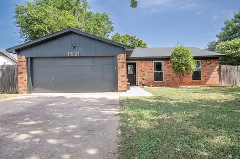 1521 Augusta Rd, Benbrook, TX 76126