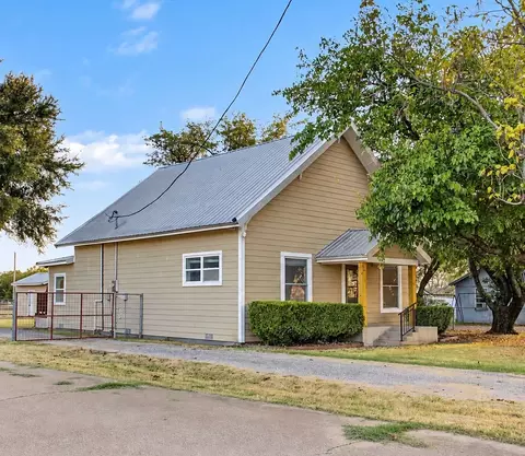 1009 W 7th St, Justin, TX 76247