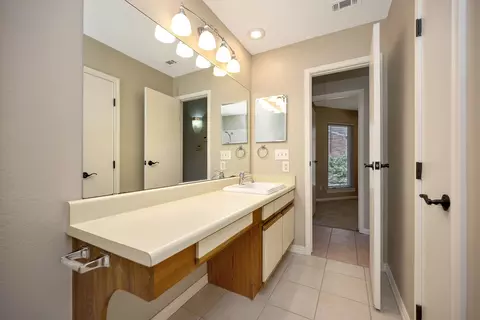 Bath - 934 Mapleleaf Ln, Coppell, TX 75019 photo 3 of 8