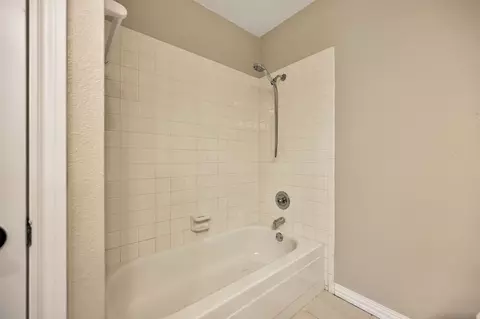 Bath - 934 Mapleleaf Ln, Coppell, TX 75019 photo 2 of 8
