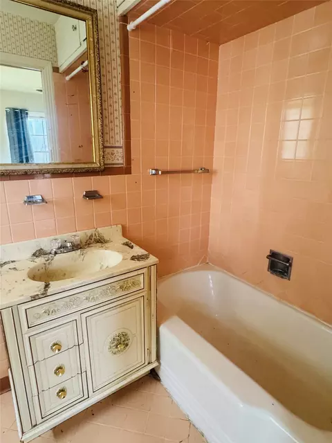 Bath - 1111 N 5th St, Haskell, TX 79521 photo 2 of 2