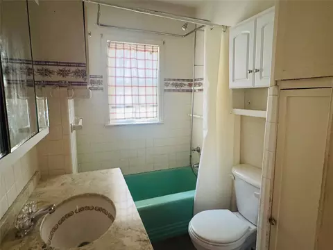 Bath - 1111 N 5th St, Haskell, TX 79521 photo 1 of 2