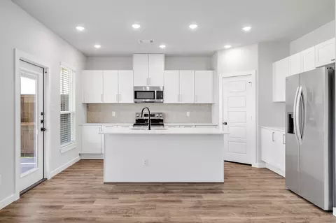 Kitchen - 4043-4045 Clovis St, Midlothian, TX 76065 photo 2 of 3