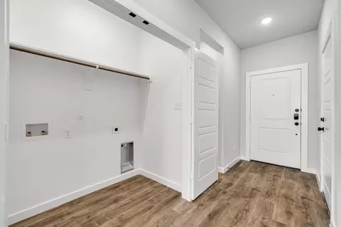 Entry Way - 4043-4045 Clovis St, Midlothian, TX 76065 photo 2 of 4