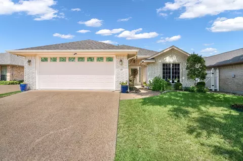 210 Bluebonnet Ln, Waxahachie, TX 75165