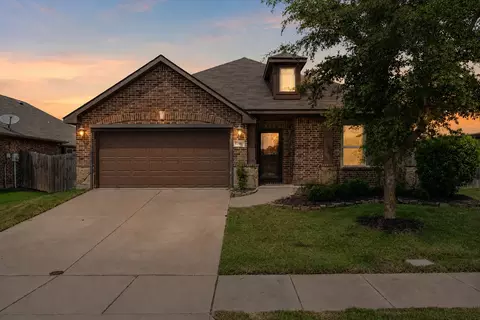 8305 Spitfire Trl, Aubrey, TX 76227