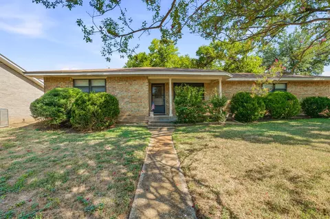 904 Spanish Trail Dr, Granbury, TX 76048