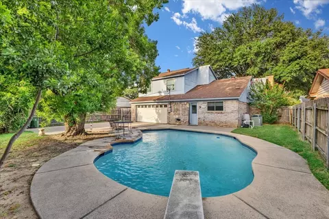 704 Matthews Ct, Arlington, TX 76012