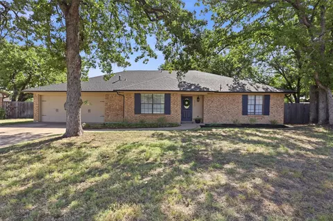 3811 Helmsford Dr, Arlington, TX 76016