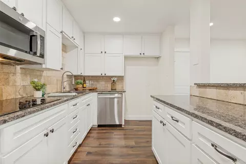 Kitchen - 511 Westcliff Dr, Euless, TX 76040 photo 3 of 3