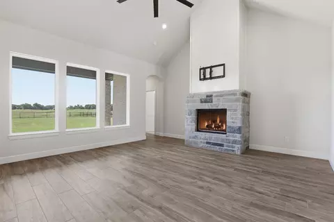 Living - 117 Eagle Ct, Rainbow, TX 76077 photo 2 of 4