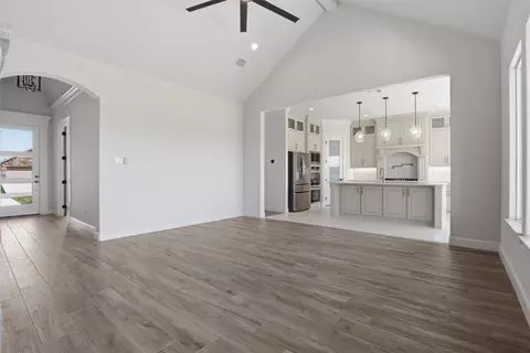 Living - 117 Eagle Ct, Rainbow, TX 76077 photo 4 of 4