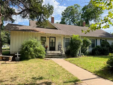 715 E Ikard St, Henrietta, TX 76365