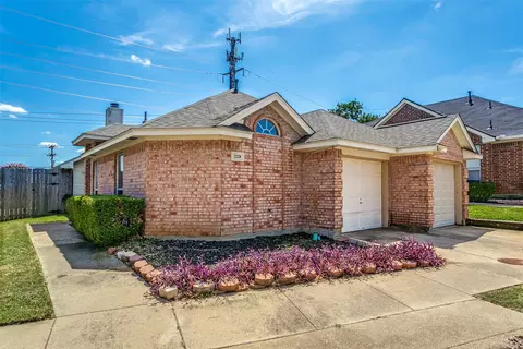 1228 Falcon Trl, Bedford, TX 76021