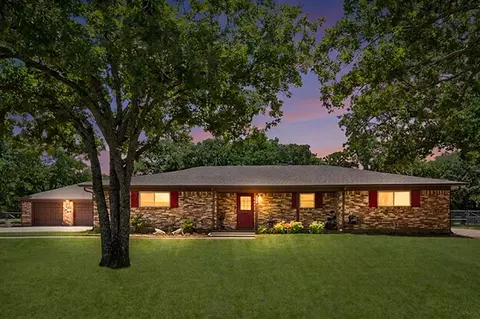 902 Greenbriar Dr, Joshua, TX 76058