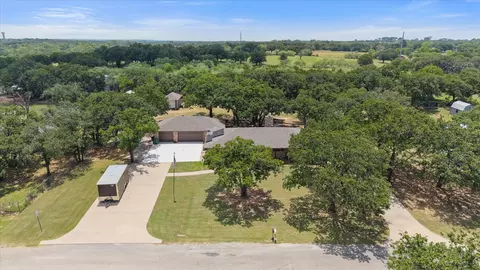 902 Greenbriar Dr, Joshua, TX 76058