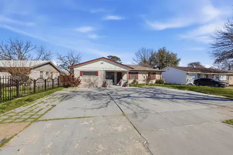 242 W Cober Dr, Grand Prairie, TX 75051