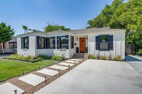 2704 W Biddison St, Fort Worth, TX 76109