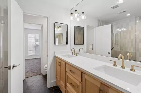 Bath - 2143 Kessler Ct #38, Dallas, TX 75208 photo 3 of 3