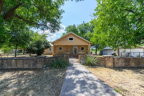 832 Peyton St, Baird, TX 79504