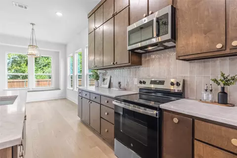 Kitchen - 1500 Deer Trl, Commerce, TX 75428 photo 2 of 2