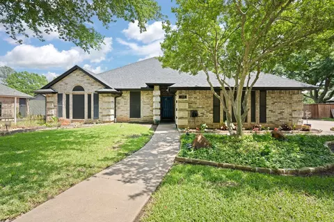 425 Sherwood Ct, Burleson, TX 76028