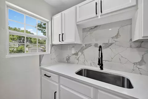 Kitchen - 1022 Denton Dr, Euless, TX 76039 photo 6 of 7