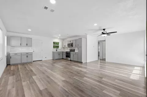 810 N Carrier Pkwy, Grand Prairie, TX 75050