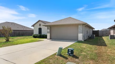 Exterior - 121 Willowbend Loop, Mabank, TX 75147 photo 2 of 5