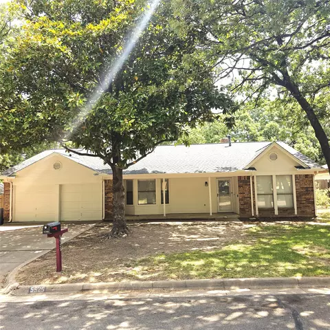 5525 Parliament Dr, Arlington, TX 76017