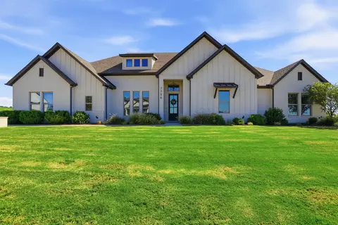 7736 Laura Lake Ln, Fort Worth, TX 76126